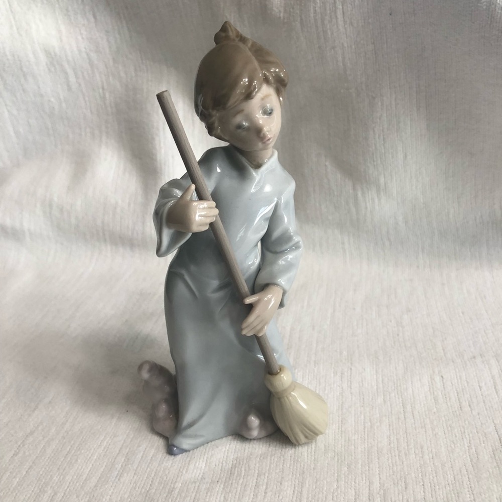 Lladro #5726 “Sweeping Away the Clouds”